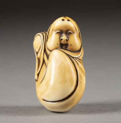 Auction <br>EIN GESCHNITZTES NETSUKE VON OKAME AUS ELFENBEIN