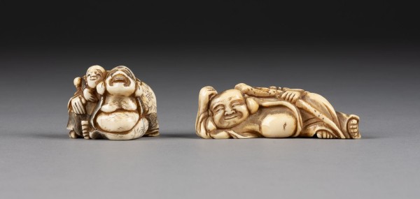Auction <br>ZWEI GESCHNITZTE NETSUKE VOM HOTEI AUS ELFENBEIN