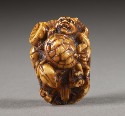 Auktion <br>EIN FEINES GESCHNITZTES NETSUKE VON RAIJIN MIT FRÖSCHEN UND SCHILDKRÖTEN AUS ELFENBEIN