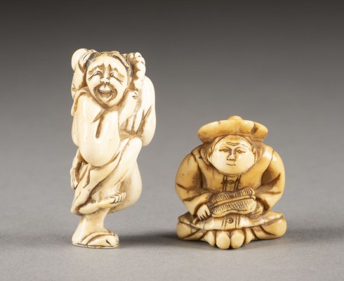 Auction <br>EIN NETSUKE EINES HOLLÄNDERS UND EIN NETSUKE EINER MÄNNLICHEN FIGUR AUS ELFENBEIN