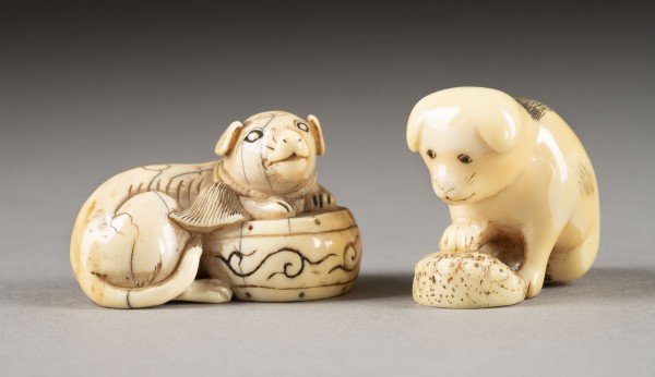 Auction <br>ZWEI GESCHNITZTE NETSUKE VOM HUND AUS ZAHNBEIN