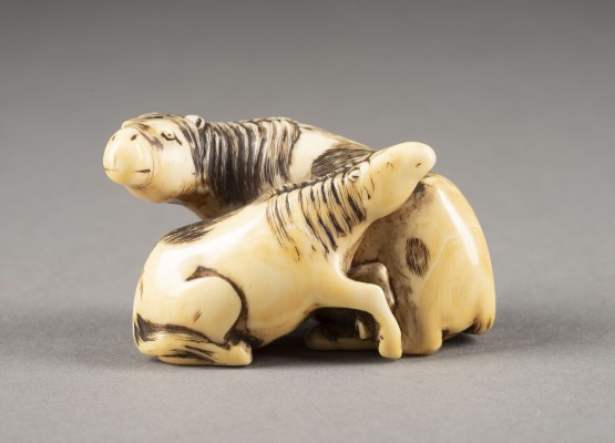Auktion <br>EIN GESCHNITZTES NETSUKE EINES PFERDES UND FOHLEN AUS ELFENBEIN