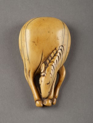 Auktion <br>EIN GESCHNITZTES NETSUKE EINES PFERDES AUS ELFENBEIN