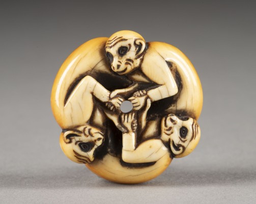 Auktion <br>EIN GESCHNITZTES MANJU-NETSUKE VON DREI AFFEN AUS ELFENBEIN