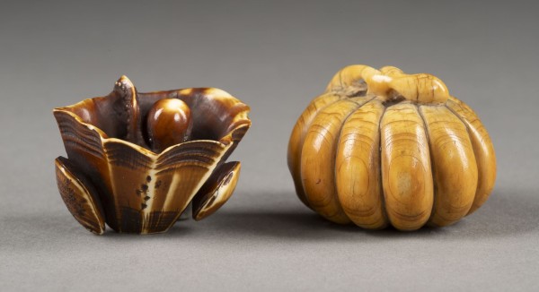 Auktion <br>EIN NETSUKE EINES OKTOPUS UND EIN NETSUKE EINES KÜRBIS AUS ELFENBEIN