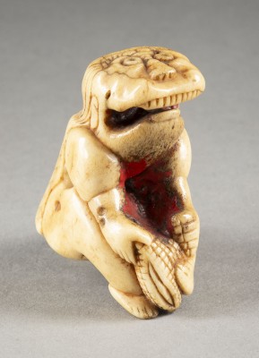 Bild EIN GESCHNITZTES NETSUKE EINES MALAIISCHEN DÄMONS AUS HIRSCHHORN