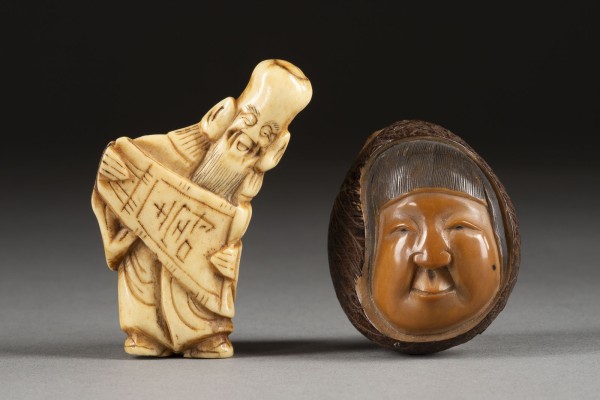 Bild EIN NETSUKE VON FUKUROKUJU AUS HIRSCHHORN UND EIN NETSUKE EINES WEIBLICHEN GESICHTES AUS TAGUANUSS