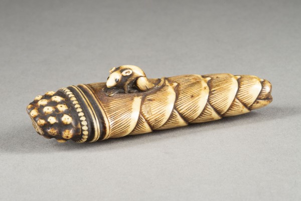 Bild EIN FEINES GESCHNITZTES NETSUKE EINER RATTE AUF EINER BAMBUSSPROSSE AUS HIRSCHHORN