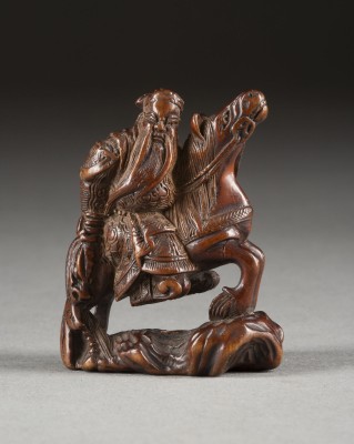Auktion <br>EIN FEINES HOLZGESCHNITZTES NETSUKE VON KAN'U