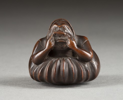 Bild EIN HOLZGESCHNITZTES ASCHENBECHER-NETSUKE VON DARUMA