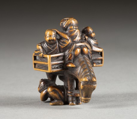 Auktion <br>EIN FEINES HOLZGESCHNITZTES NETSUKE VON SAMBO KOJIN