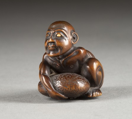 Auktion <br>EIN FEINES HOLZGESCHNITZTES NETSUKE EINES BLINDEN BETTLERS
