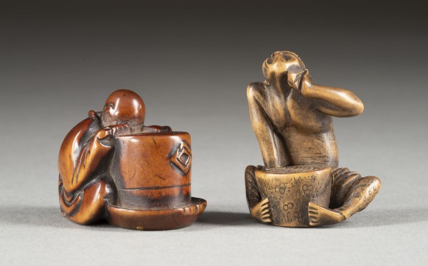 Picture ZWEI HOLZGESCHNITZTE NETSUKE VON MENSCHLICHEN FIGUREN