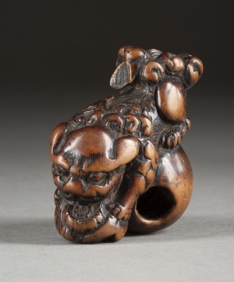 Bild EIN HOLZGESCHNITZTES NETSUKE EINES SHISHI