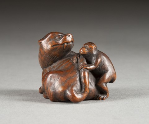Auction <br>EIN FEINES HOLZGESCHNITZTES NETSUKE EINES TIGERS MIT AFFEN