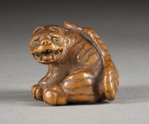 Auction <br>EIN HOLZGESCHNITZTES NETSUKE EINES TIGERS