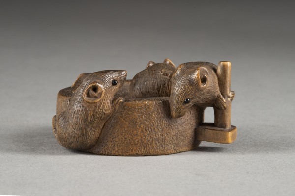 Auction <br>EIN HOLZGESCHNITZTES NETSUKE VON DREI RATTEN