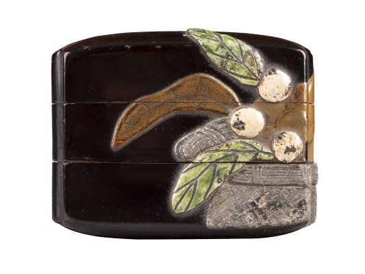 Auktion <br>OGAWA HARITSU ZUGESCHRIEBEN, EIN SCHWARZLACKIERTES UND EINGELEGTES DREITEILIGES INRO