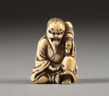 Auktion <br>EIN GESCHNITZTES NETSUKE VON CHOKWARO SENNIN AUS ELFENBEIN
