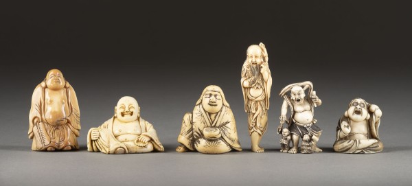 Auktion <br>SECHS GESCHNITZTE NETSUKE VON BUDDHISTISCHEN UND TAOISTISCHEN FIGUREN AUS ELFENBEIN