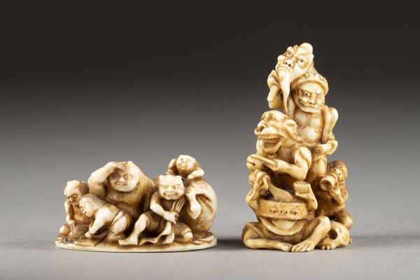 Auktion <br>ZWEI GESCHNITZTE NETSUKE VON FIGURENGRUPPE IM JAPANISCHER VOLKSGLAUBEN AUS ELFENBEIN