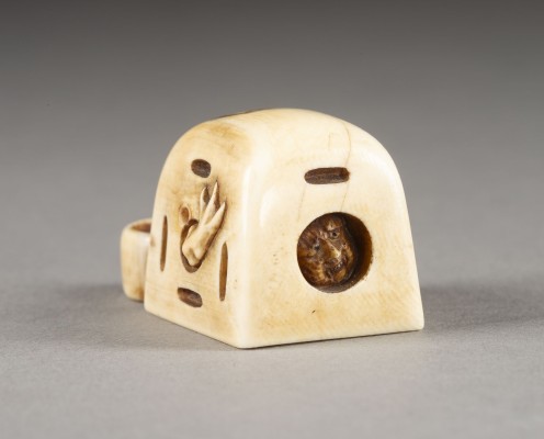 Auktion <br>EIN FEINES GESCHNITZTES NETSUKE EINES ONI BEI SETSUBUN AUS ELFENBEIN