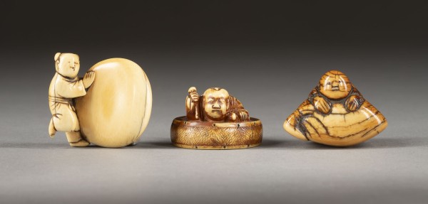 Auktion <br>DREI GESCHNITZTE NETSUKE VON KARAKO AUS ELFENBEIN