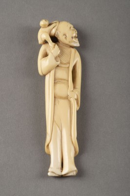 Auktion <br>EIN FEINES GESCHNITZTES NETSUKE EINES SARUMNAWASHI AUS ELFENBEIN