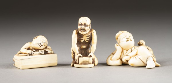 Auktion <br>DREI GESCHNITZTE NETSUKE VON MENSCHLICHEN FIGUREN AUS ELFENBEIN
