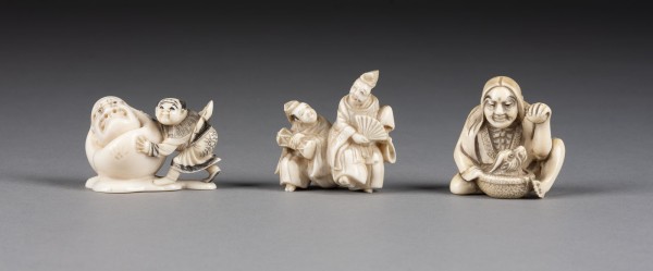 Auktion <br>DREI GESCHNITZTE NETSUKE VON MENSCHLICHEN FIGUREN AUS ELFENBEIN