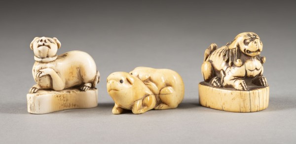 Auktion <br>DREI FEINE GESCHNITZTEN NETSUKE VON TIEREN AUS ELFENBEIN