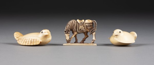 Auktion <br>DREI GESCHNITZTE NETSUKE VON TIEREN AUS ELFENBEIN