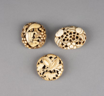 Auktion <br>DREI GESCHNITZTE RYUSA-NETSUKE AUS ZAHNBEIN