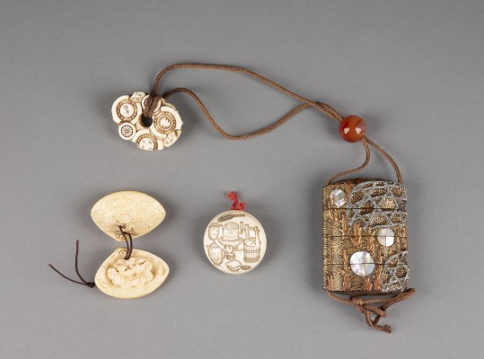 Auktion <br>DREI GESCHNITZTE NETSUKE AUS ELFENBEIN UND EIN EINGELEGTES INRO