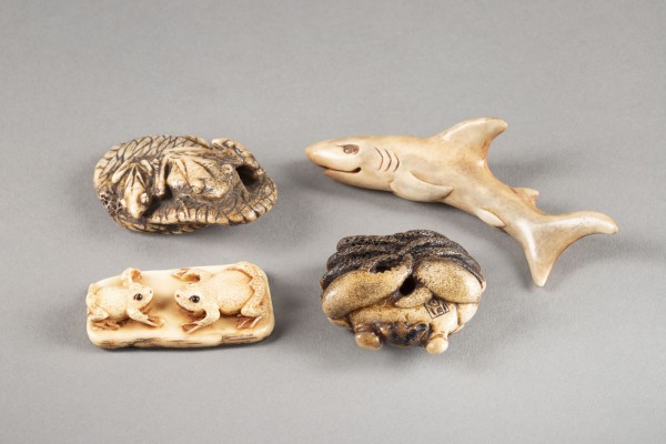 Bild VIER FEINE GESCHNITZTE NETSUKE AUS HIRSCHHORN