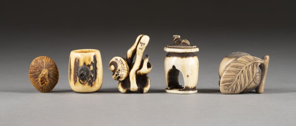 Auktion <br>FÜNF GESCHNITZTE NETSUKE AUS HIRSCHHORN