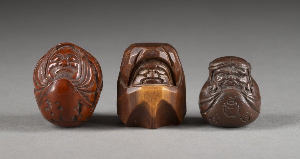 Bild DREI GESCHNITZTE NETSUKE VON DARUMA