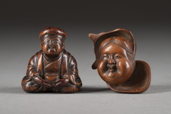 Auktion <br>ZWEI HOLZGESCHNITZTE NETSUKE