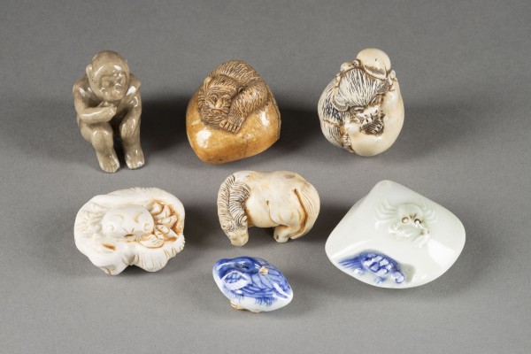 Bild SIEBEN NETSUKE VON TIEREN AUS KERAMIK