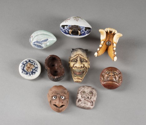Bild EIN NEUNTEILIGES KONVOLUT VON NETSUKE UND MINIATUR