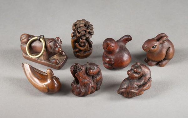 Bild SIEBEN HOLZGESCHNITZTE NETSUKE VON TIEREN