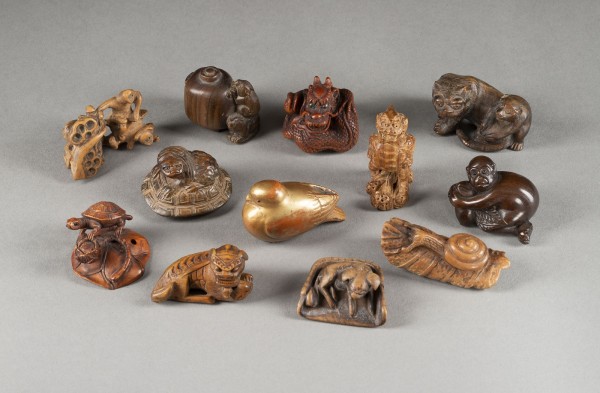 Bild ZWÖLF HOLZGESCHNITZTE NETSUKE VON TIEREN