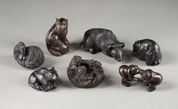 Bild SIEBEN HOLZGESCHNITZTE NETSUKE VON TIEREN