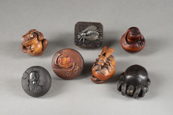 Bild SIEBEN HOLZGESCHNITZTE NETSUKE VON FROSCH ODER INSEKT