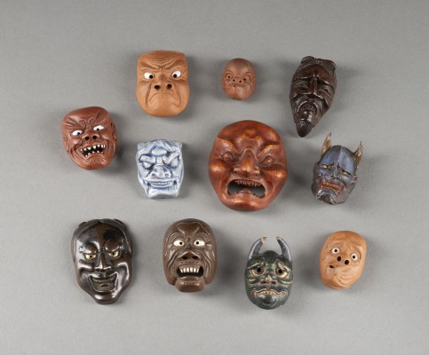 Bild EIN ELFTEILIGES KONVOLUT VON NETSUKE DER MASKE