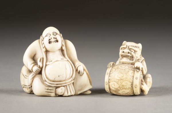 Auktion <br>EIN NETSUKE VON HOTEI UND EIN NETSUKE VON ONI AUS ELFENBEIN