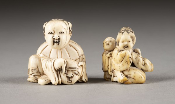 Auktion <br>ZWEI GESCHNITZTE NETSUKE VON MENSCHLICHEN FIGUREN AUS ELFENBEIN