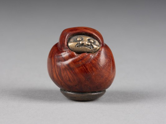 Auction <br>EIN MESSING EINGELGTES HOLZGESCHNITZTES NETSUKE VON DARUMA