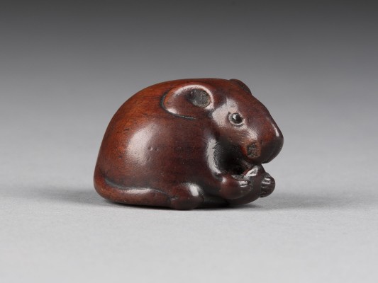 Auktion <br>EIN WICHTIGES HOLZ GESCHNITZTES NETSUKE EINER RATTE