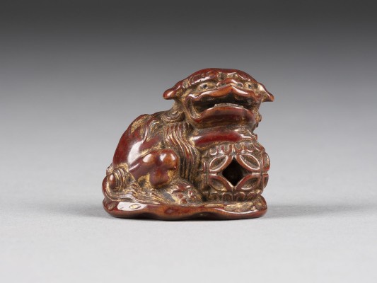 Auktion <br>EIN LACKIERTES UND VERGOLDETES HOLZGESCHNITZTES NETSUKE VON SHISHI